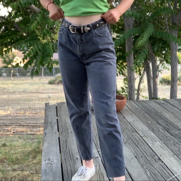 ✨VINTAGE GAP MOM JEANS✨ - Picture 2 of 7